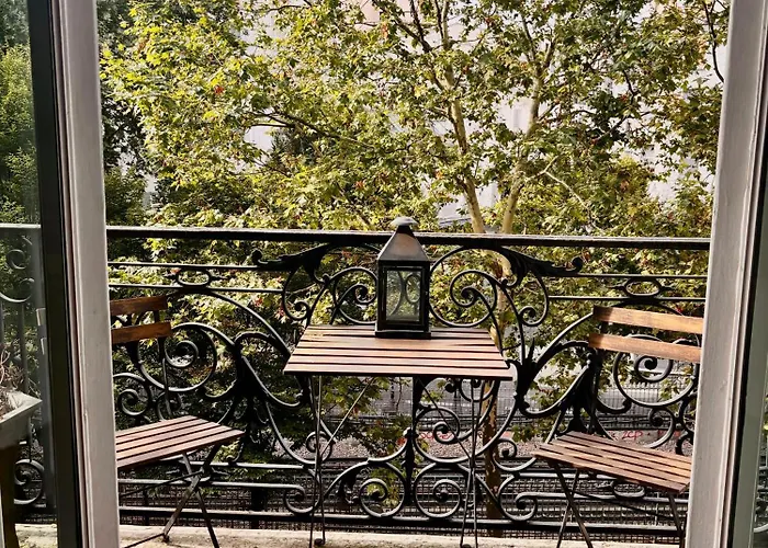 Charme, Confort Et Tradition A Cote De Montmartre